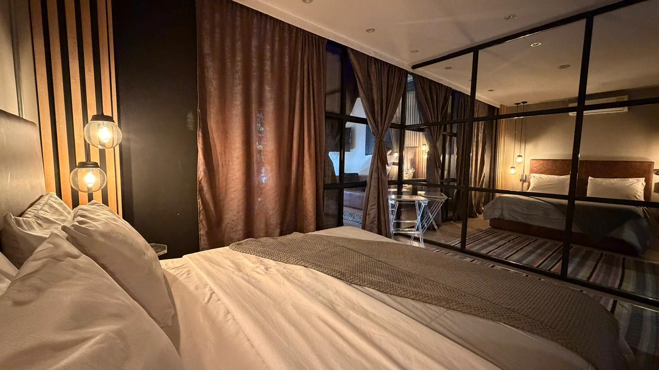 Suite 303 · Terraza con jacuzzi y ducha exterior